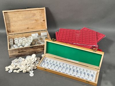 une boîte en bois contenant beaucoup de pièces de monnaie