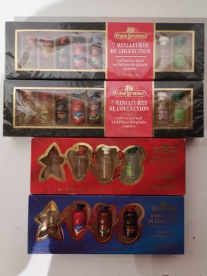 trois boîtes de chocolats assortis sont empilées les unes sur les autres