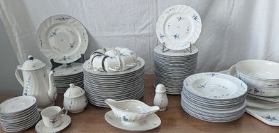 beaucoup d'assiettes, de tasses et de soucoupes sur la table
