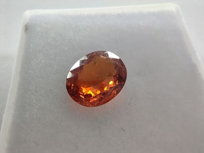 un gros plan d'un losange orange sur une surface blanche
