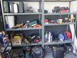 un garage avec de nombreux outils sur les étagères