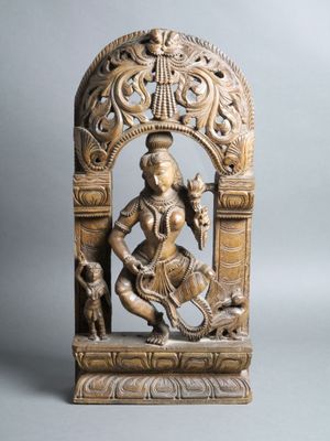 INDE Divinité en bois sculpté, représentée dansante dans une…
