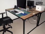 un bureau avec un ordinateur et une chaise devant