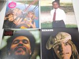 quatre pochettes d'album différentes représentant un homme coiffé d'un chapeau et une femme aux cheveux longs