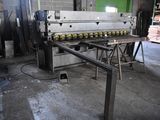 une photo d'une machine qui travaille sur une pièce de métal