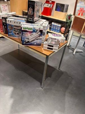 11 tables dépareillées On joint : Présentoir en métal laqué …