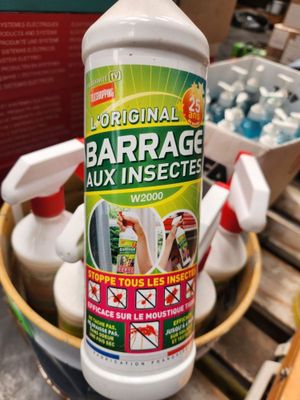 un gros plan sur une bouteille de Barrage posée sur une table