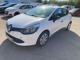La voiture blanche est garée sur le parking, à côté d'autres voitures.