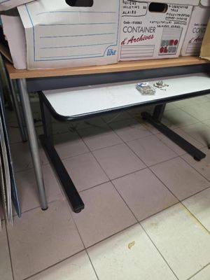 une pile de boîtes posée sur une table