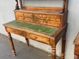 deux tables en bois et un banc avec un plateau vert