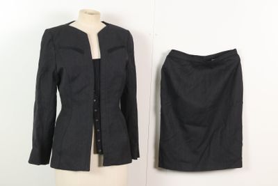 une photo d'une jupe et d'une veste noires sur un mannequin