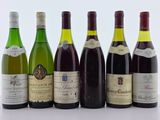 plusieurs bouteilles de vin sont alignées dans une rangée