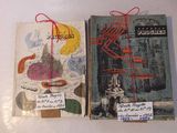 deux livres posés sur une table