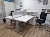 un bureau blanc avec une chaise noire dans une pièce