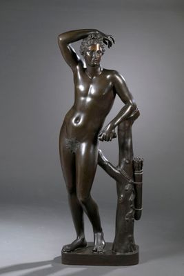 une image représentant une statue en bronze d'une femme debout près d'un arbre