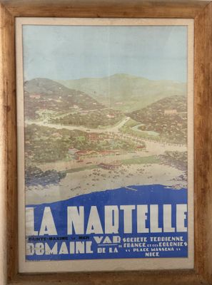 une photo d'une affiche accrochée au mur d'une maison