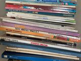 plusieurs livres empilés sur une étagère