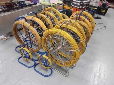 a lot of hoses that are sitting on a rack