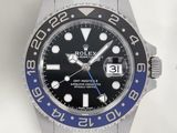 une montre Rolex avec un cadran noir et une lunette bleue