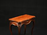 une petite table en bois sur fond noir