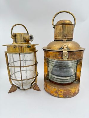 paire de lanternes anciennes en laiton et en verre, sur pied