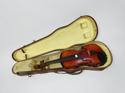 Violon 1/4 Mirecourt. 30 cm. (côté à recoller).