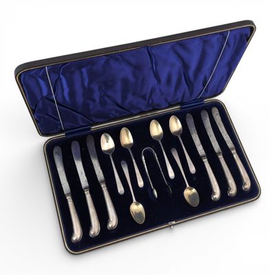 NECESSAIRE en argent comprenant six petites cuillères, un pi…