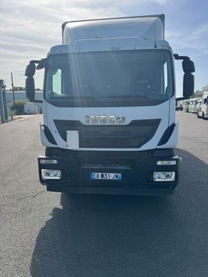 une photo d'un camion blanc garé sur le bord de la route