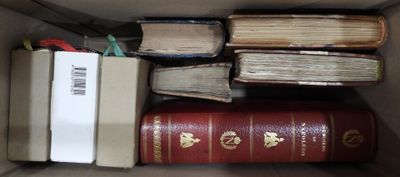 une boîte remplie de livres posés sur le sol
