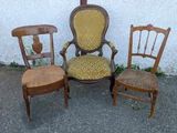 trois chaises qui sont assises l'une à côté de l'autre