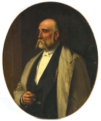 portrait d'un homme en costume-cravate tenant une pipe