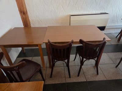 des tables et des chaises dans un restaurant, avec un radiateur en arrière-plan
