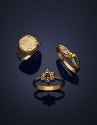 trois bagues en or et une bague sertie d'une émeraude