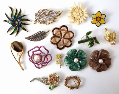de nombreux types de broches, présentées sur un fond blanc