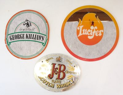 trois types différents d'étiquettes de bière accrochées au mur