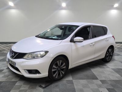 une voiture blanche est garée sur le sol à carreaux d'un garage