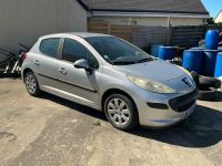 PEUGEOT 207 5 portes, grise métallisé, équipée d'un attelage (photo 2)