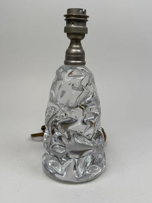 une image représentant une lampe en verre argenté avec un pied en métal