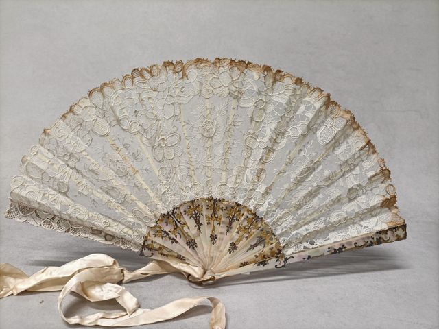 Éventail plié, la feuille en dentelle, appliquée sur tulle, à déc