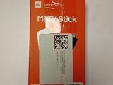 un colis orange et blanc sur lequel est apposé un code QR