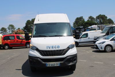 une camionnette blanche garée dans un parking