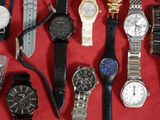 de nombreux modèles de montres disposés sur un fond rouge