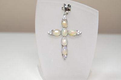Un pendentif croix en argent serti de 2,40 cts env d'opales …