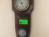 une horloge accrochée au mur, sur laquelle est collé un autocollant vert