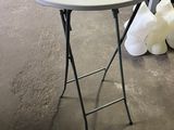 une table blanche placée au milieu d'une pièce