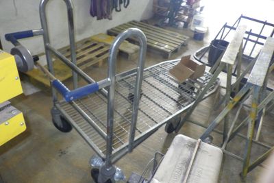 une photo d'un chariot métallique dans un entrepôt