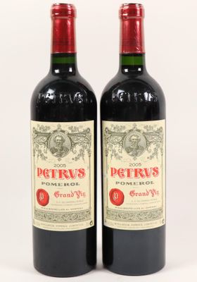 deux bouteilles de vin rouge posées l'une à côté de l'autre sur une surface blanche