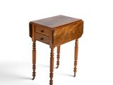 une petite table en bois avec un tiroir