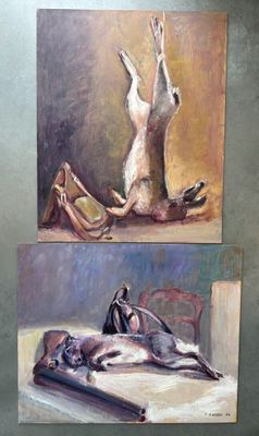 deux tableaux représentant un chien allongé sur un lit à côté d'une paire de chaussures
