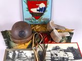 une photo montrant un casque militaire et d'autres objets posés sur une table